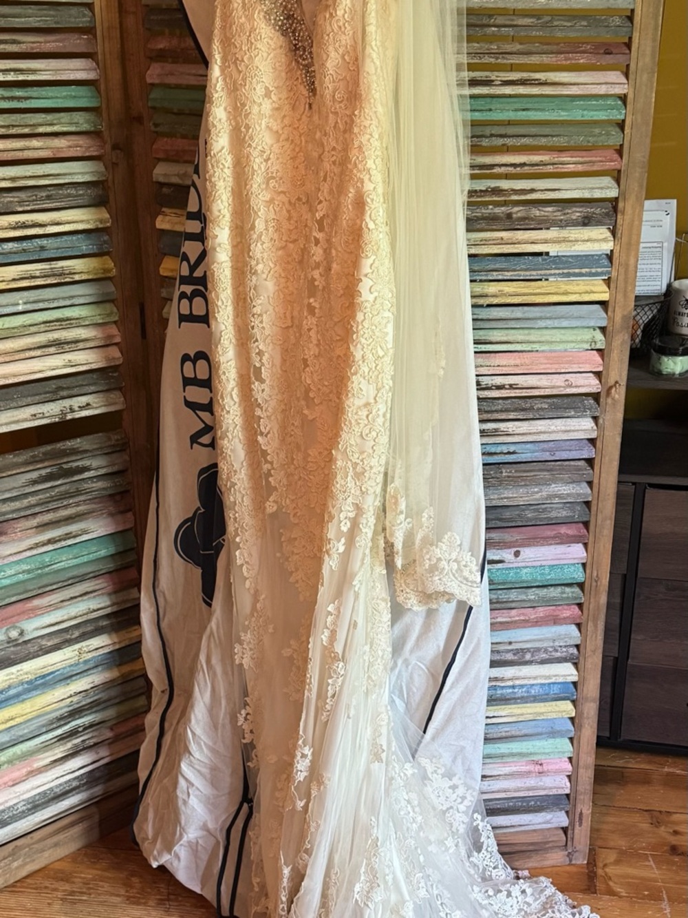Elegant Lace Wedding Dress in Ivory - Unbranded